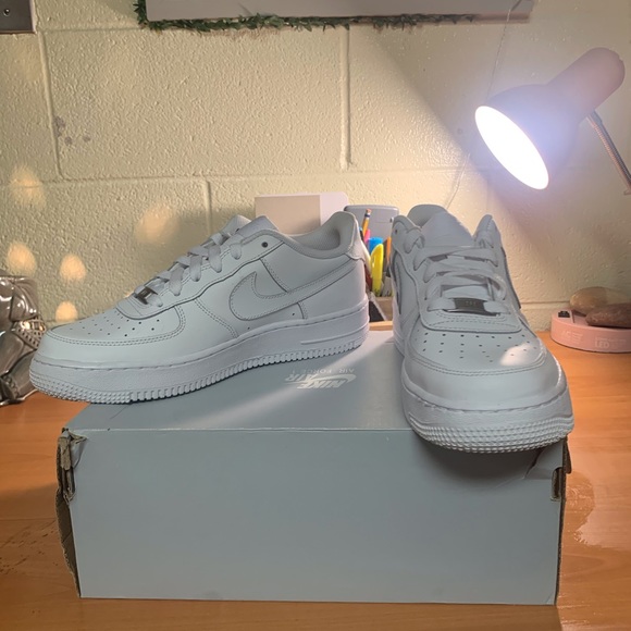 White Nike Air Force 1 - Picture 6 of 10